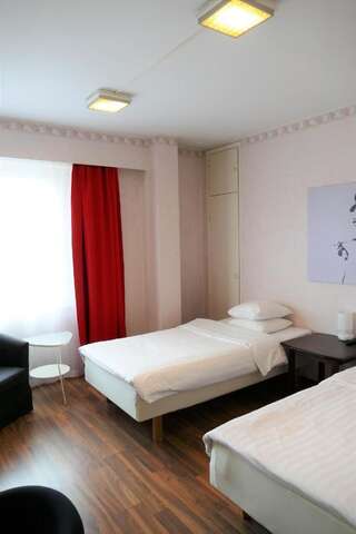 Хостелы Linnanpiha Bed & Breakfast Раума Двухместный номер с 2 отдельными кроватями и собственной ванной комнатой-16