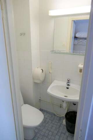 Хостелы Linnanpiha Bed & Breakfast Раума Одноместный номер с общей ванной комнатой-10