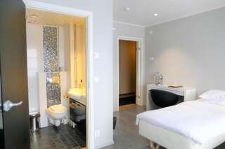 Хостелы Linnanpiha Bed & Breakfast Раума Двухместный номер с 2 отдельными кроватями и собственной ванной комнатой-3